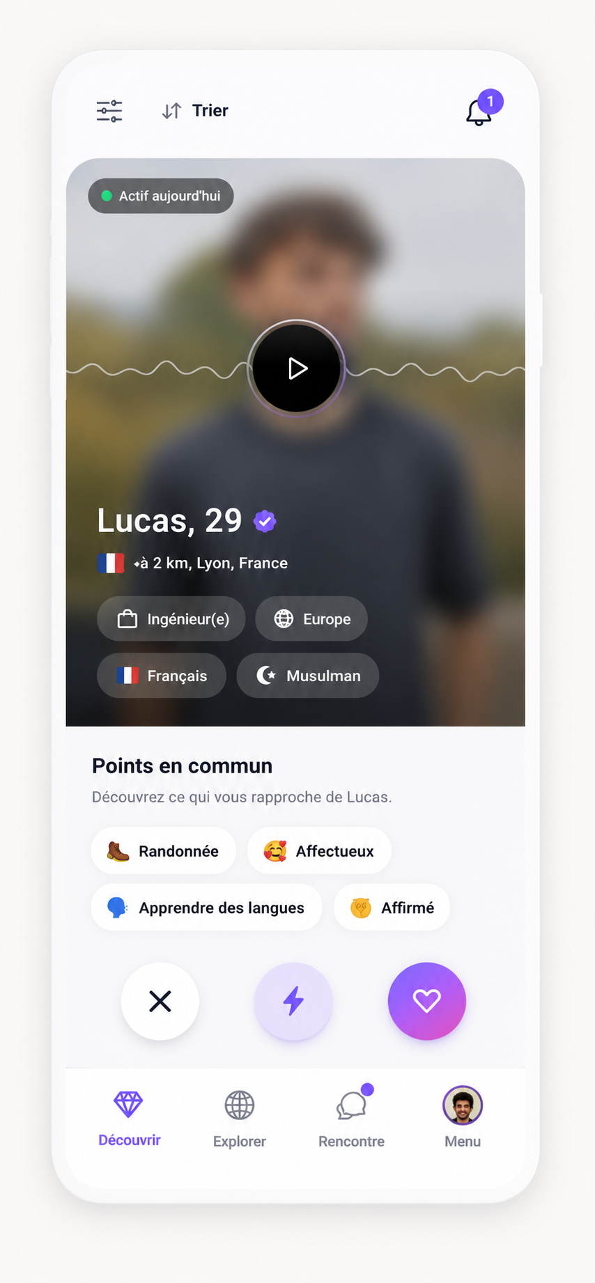 Aperçu de l'application Free4Meet — profil avec photo floutée, audio et points en commun