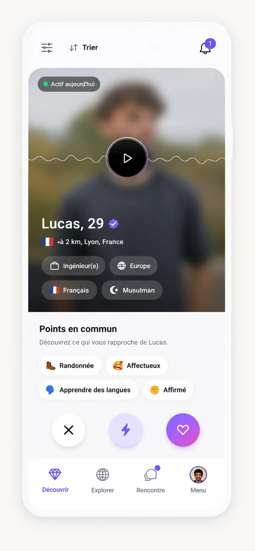 Aperçu de l'application Free4Meet — profil avec photo floutée, audio et points en commun